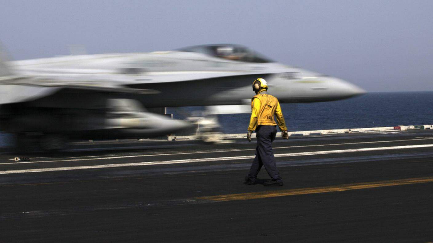 Un F/A-18 statunitense in fase di decollo da una portaerei nel golfo Persico