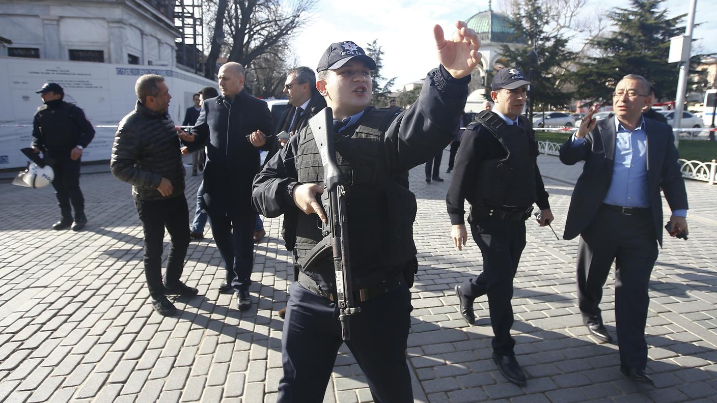 La polizia presidia la zona