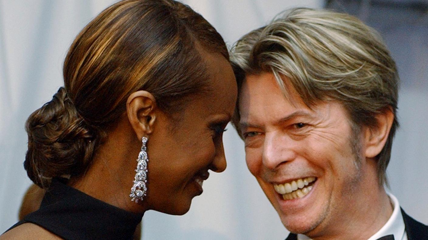 David Bowie con la moglie Iman in una foto del 2002