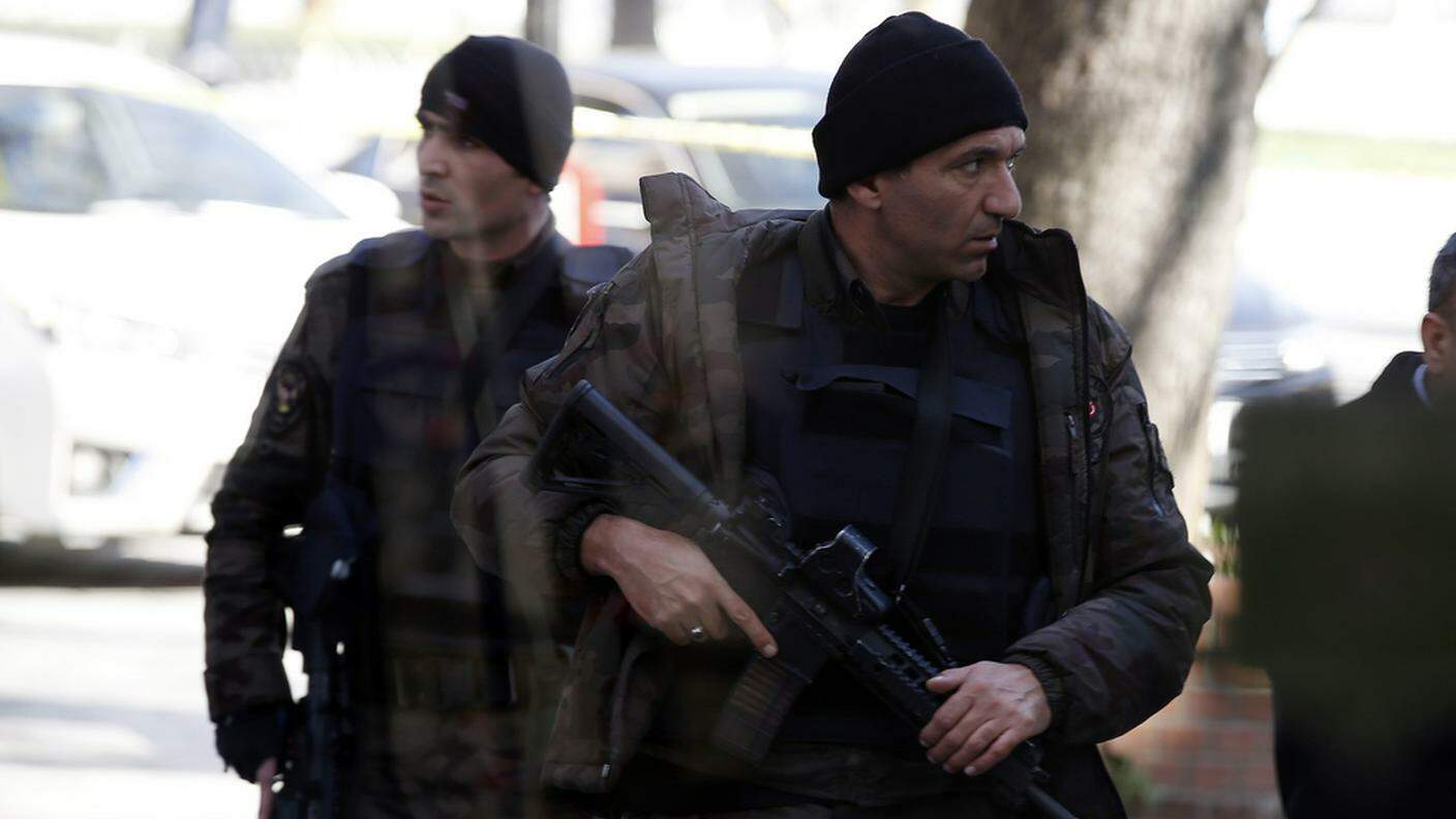 Agenti turchi nel quartiere di Sultanahmet dopo l'attentato suicida