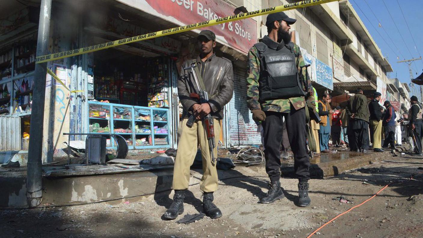 Agenti pakistani sul luogo dell'attentato