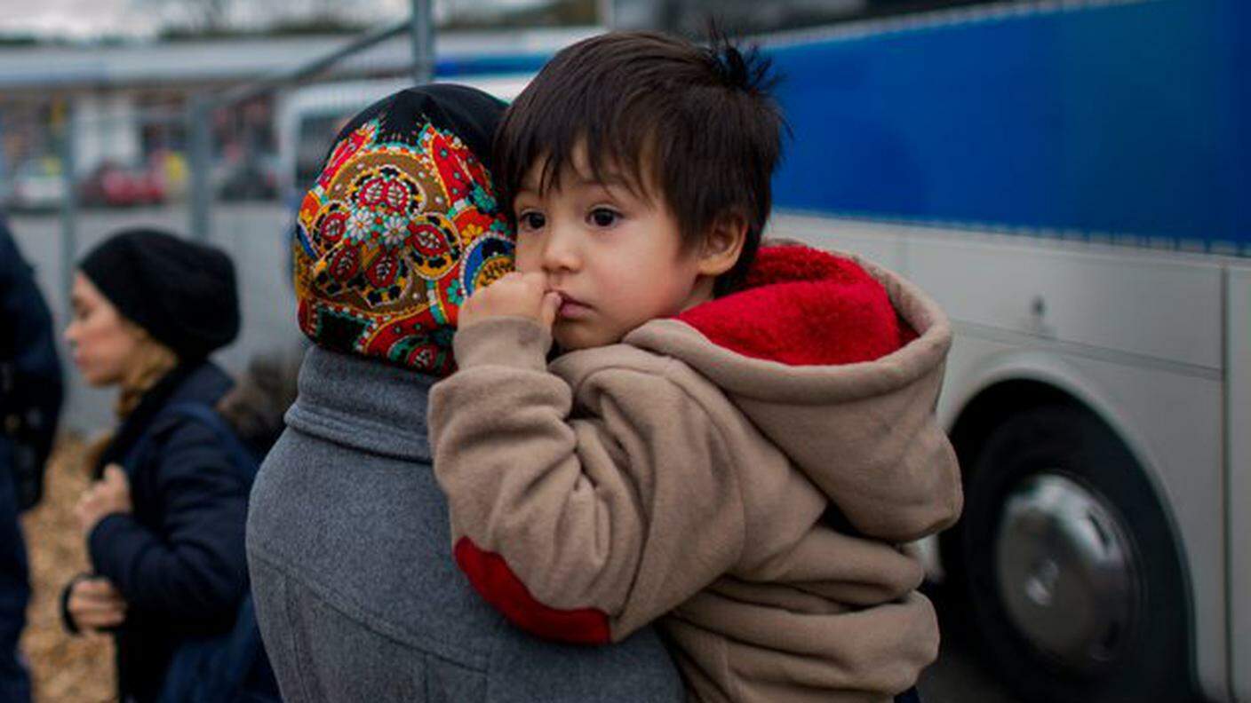 Una mamma e il suo bimbo in fuga dalle guerre mediorientali (archivio)