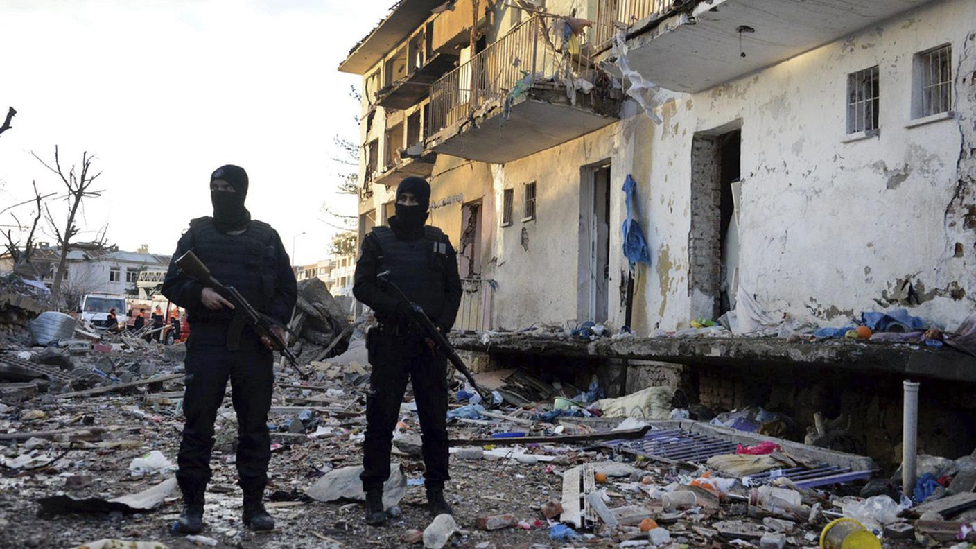 Agenti turchi vicino al commissariato distrutto