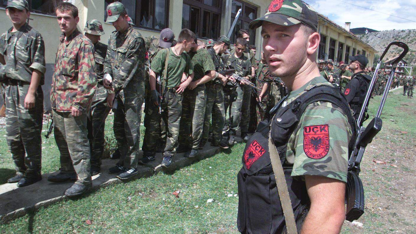 Miliziani dell'UCK ritratti nel 2001 al confine tra Kosovo e Macedonia