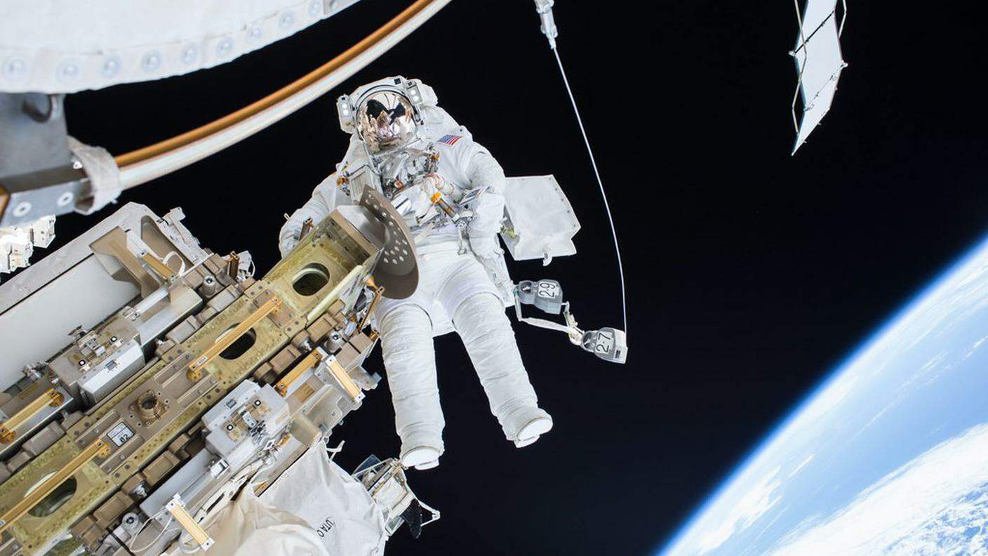 L'astronauta Tim Kopra in una precedente escursione in orbita
