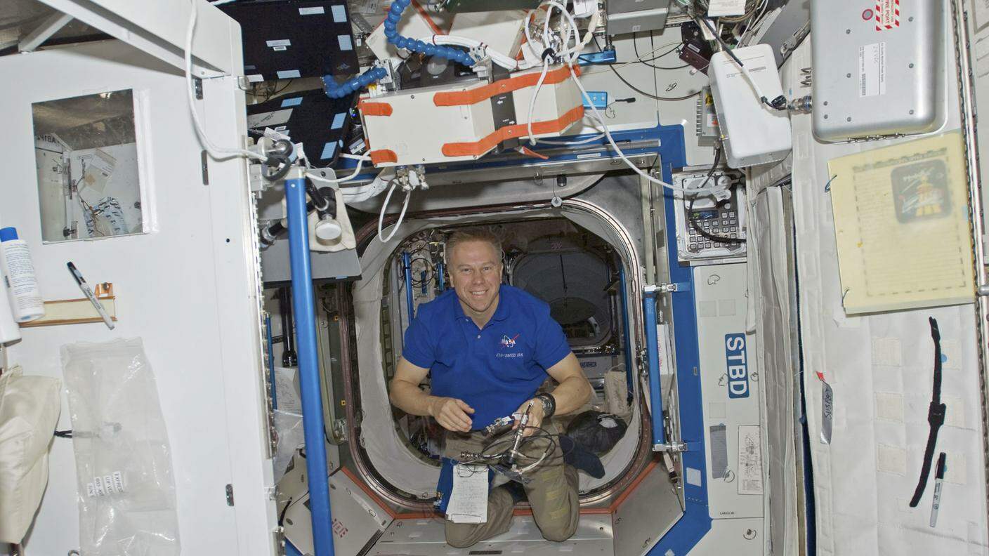 Tim Kopra, qui ripreso all'interno della Stazione Spaziale Internazionale, in un'immagine del 2009
