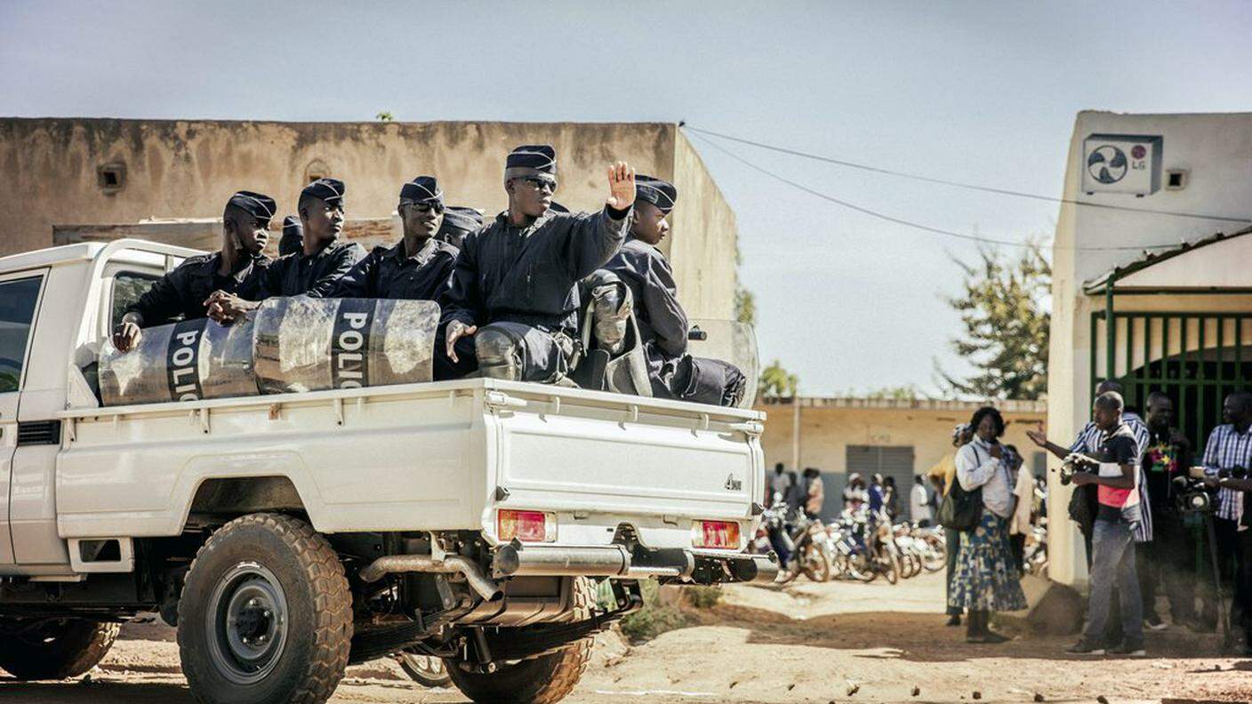 Un pattugliamento di polizia nella città africana