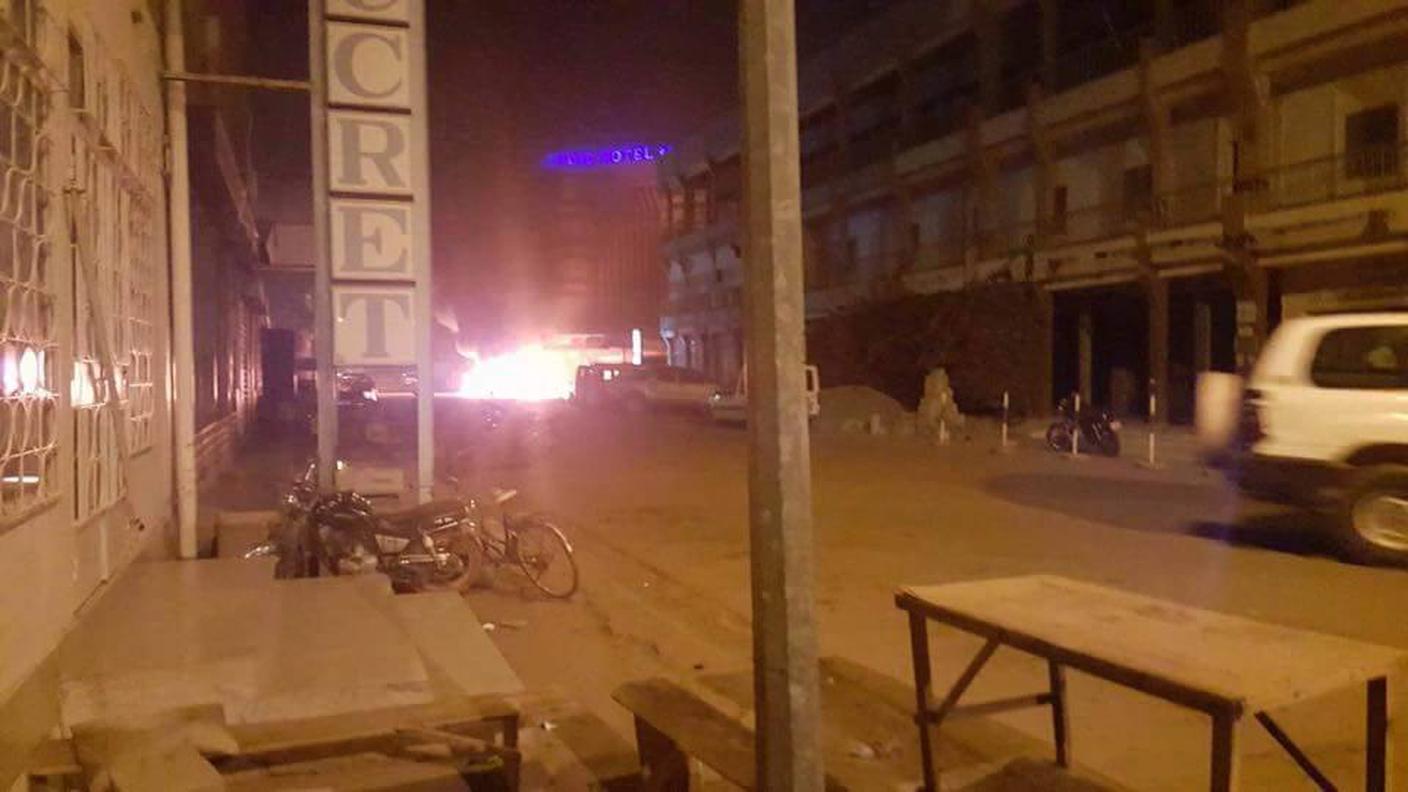 Auto in fiamme davanti all'albergo