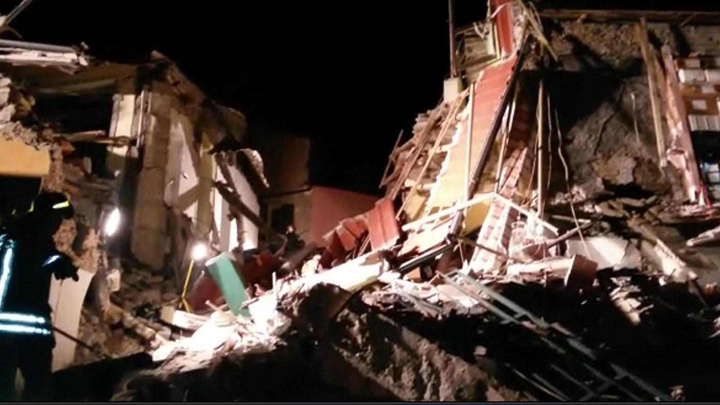 Sono intervenute 4 squadre dei vigili del fuoco