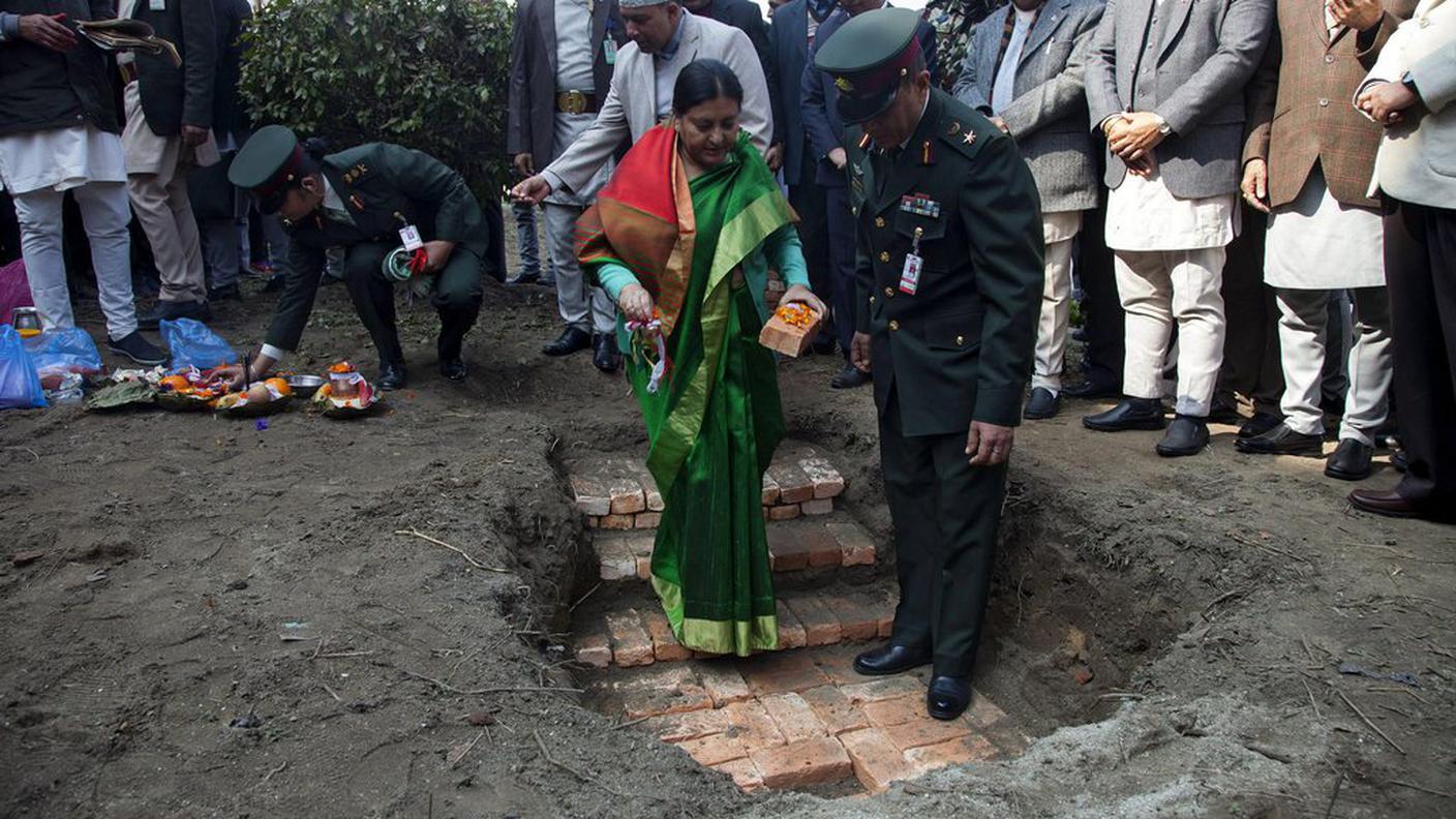 La presidente Bidhya Devi Bhandari posa le fondamenta di un tempio