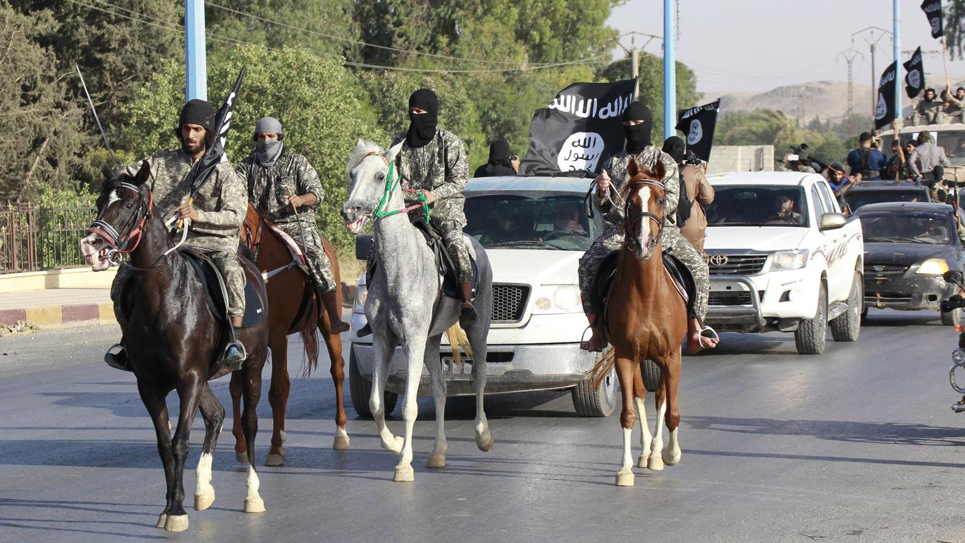 A cavallo, per evocare anche la potenza islamica dei secoli passati