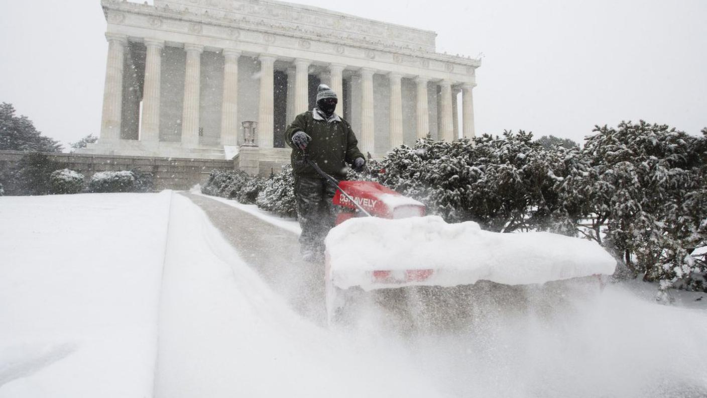 Incidenti stradali, case senza luce, voli annullati e Washington imbancata