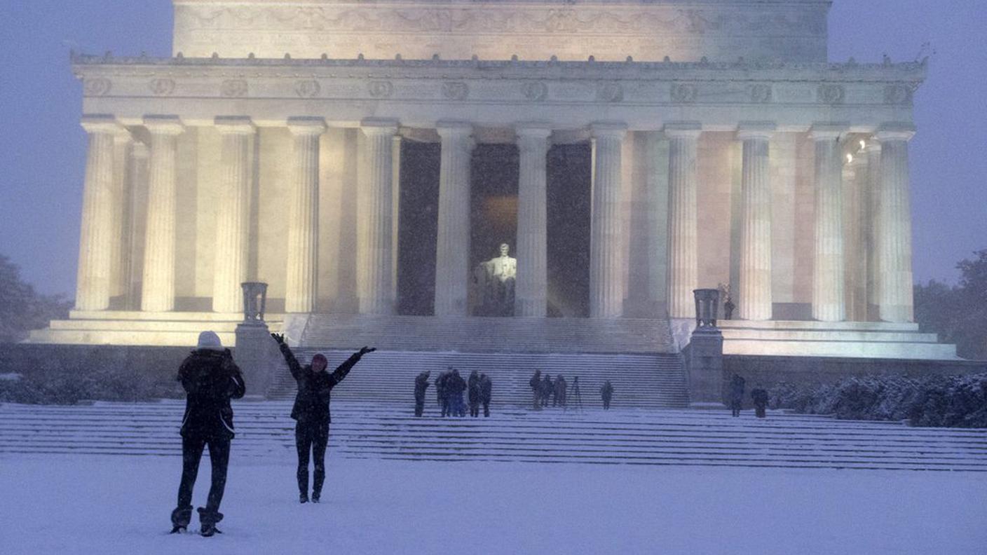 Incidenti stradali, case senza luce, voli annullati e Washington imbancata