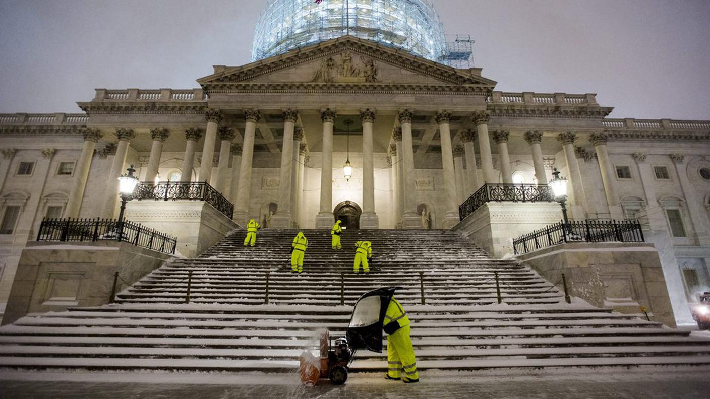 Incidenti stradali, case senza luce, voli annullati e Washington imbancata