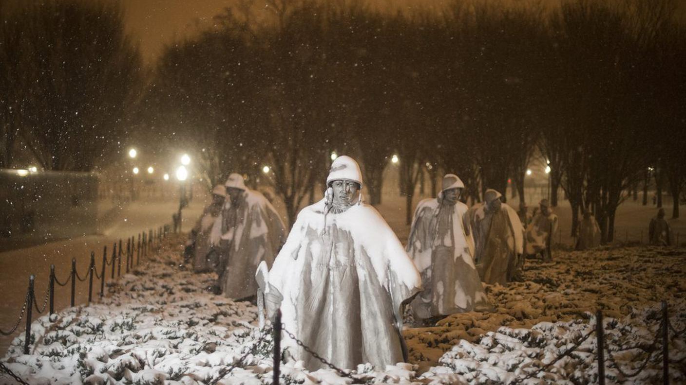 Incidenti stradali, case senza luce, voli annullati e Washington imbancata