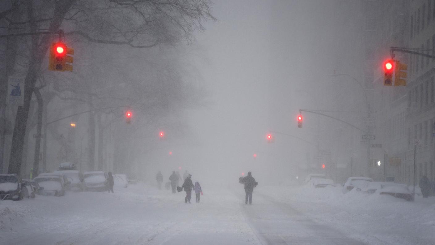 New York bloccata da oltre mezzo metro di neve