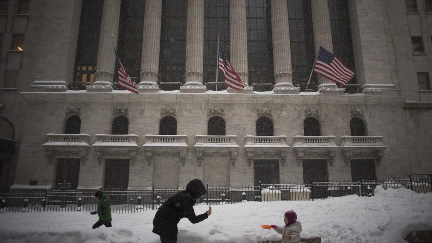 New York bloccata da oltre mezzo metro di neve