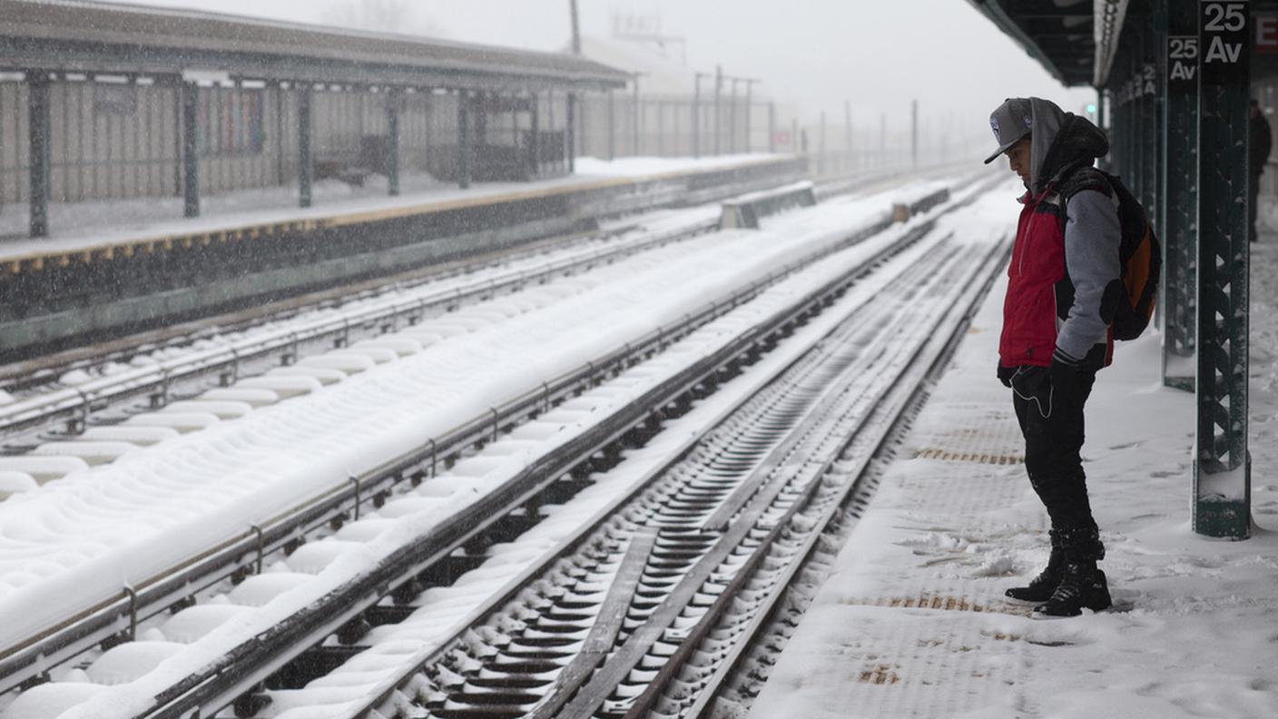 New York bloccata da oltre mezzo metro di neve