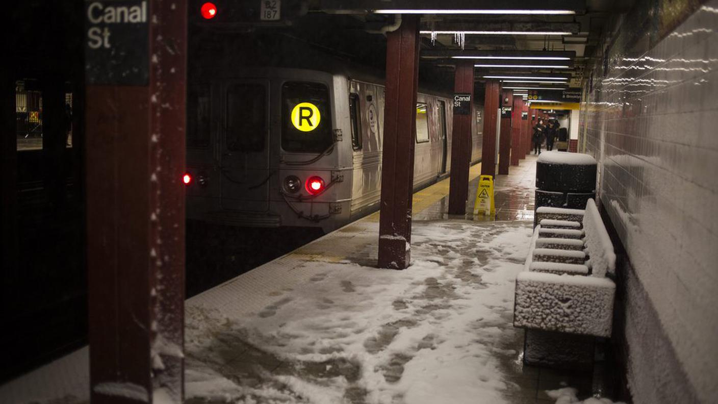 New York bloccata da oltre mezzo metro di neve