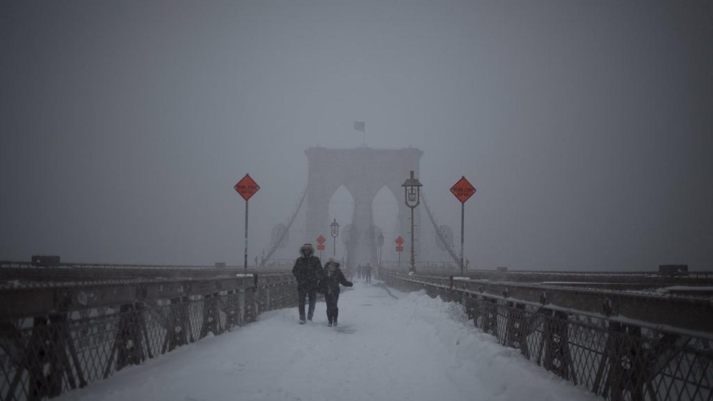 New York bloccata da oltre mezzo metro di neve