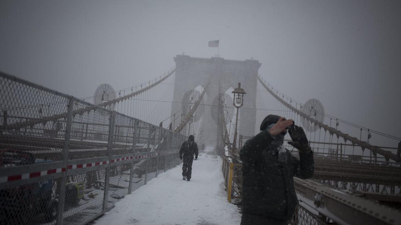 New York bloccata da oltre mezzo metro di neve