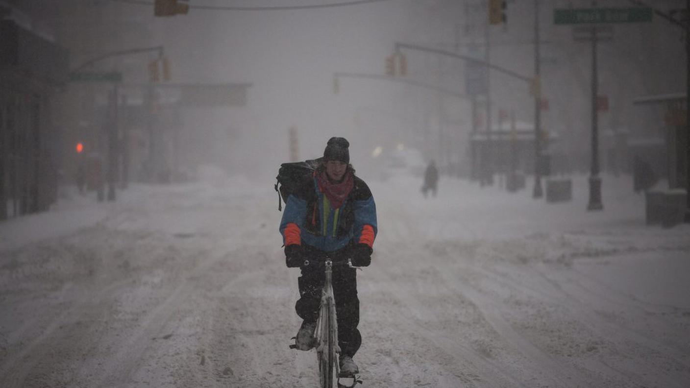 New York bloccata da oltre mezzo metro di neve