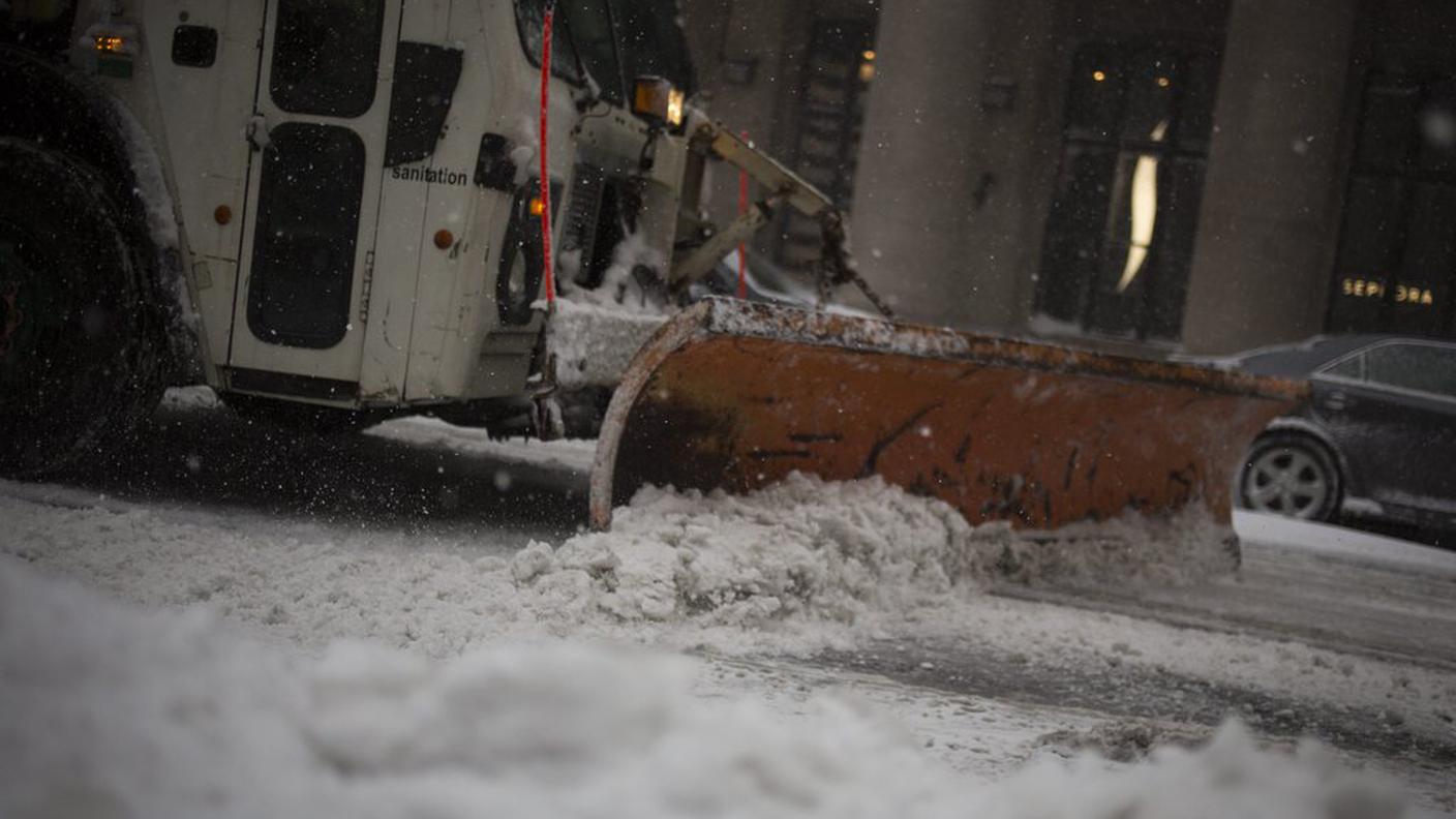 New York bloccata da oltre mezzo metro di neve