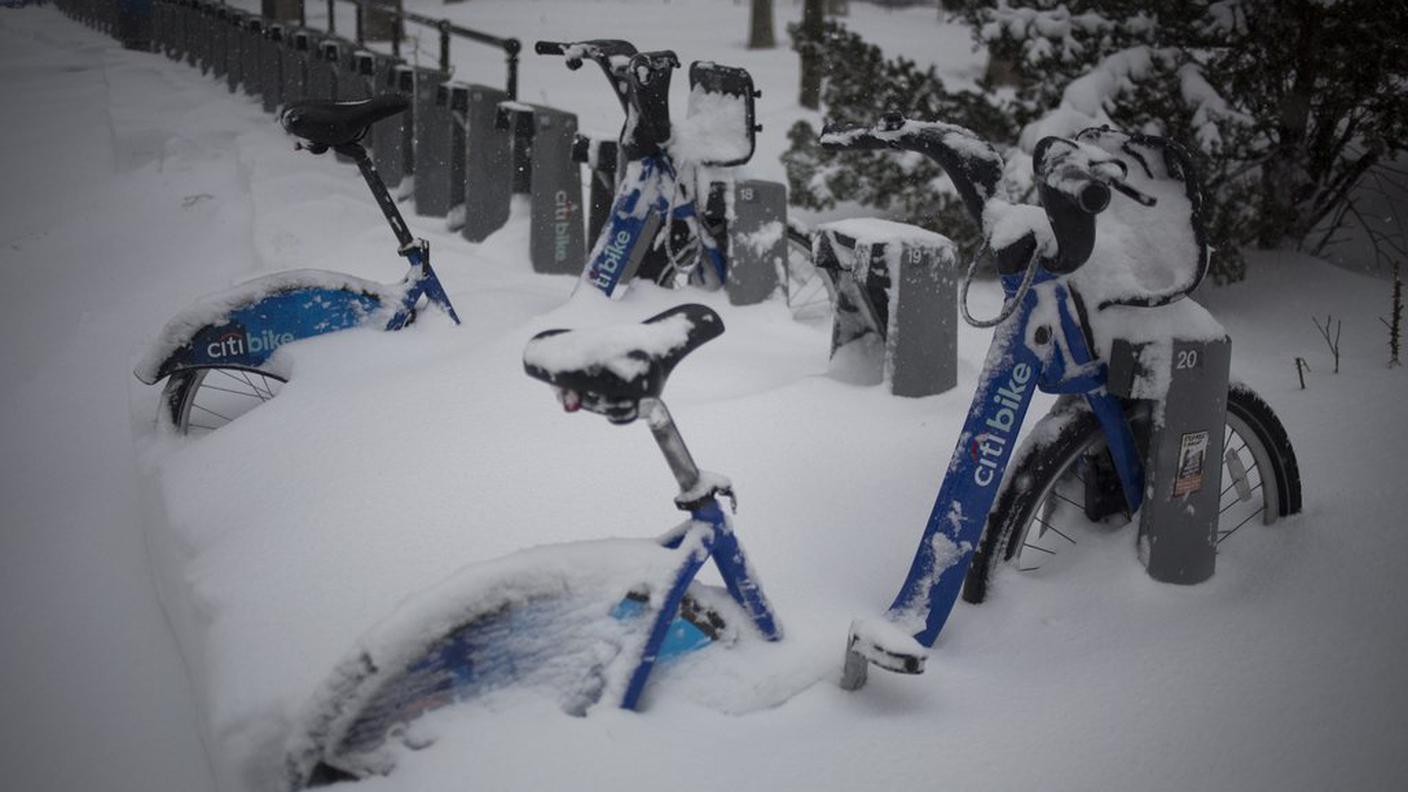 New York bloccata da oltre mezzo metro di neve