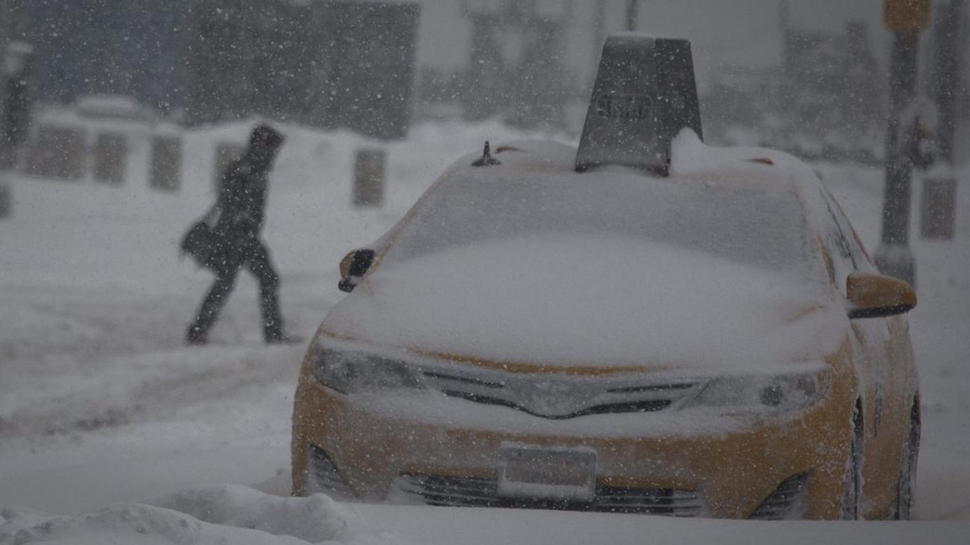 New York bloccata da oltre mezzo metro di neve