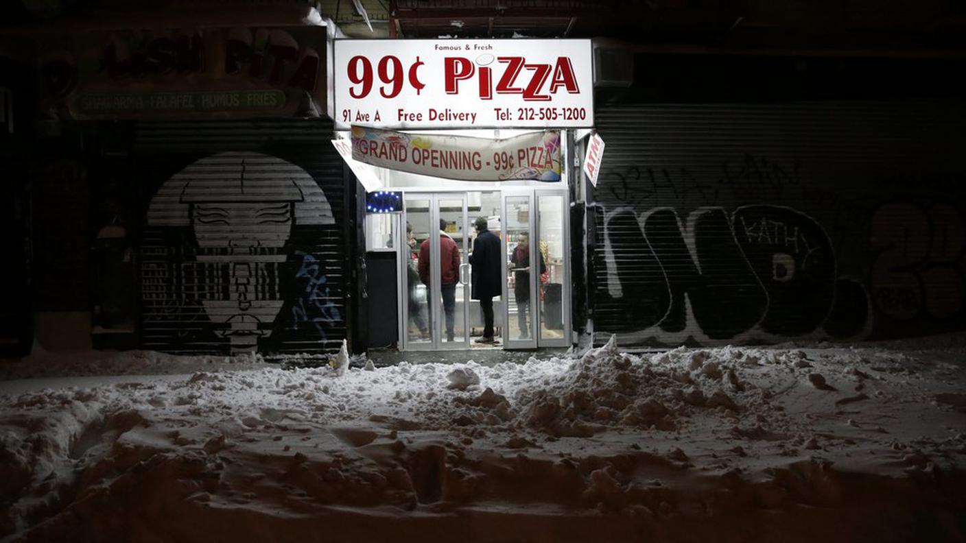 New York bloccata da oltre mezzo metro di neve