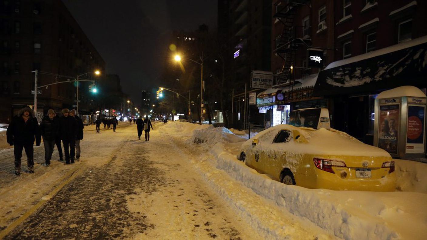 New York bloccata da oltre mezzo metro di neve