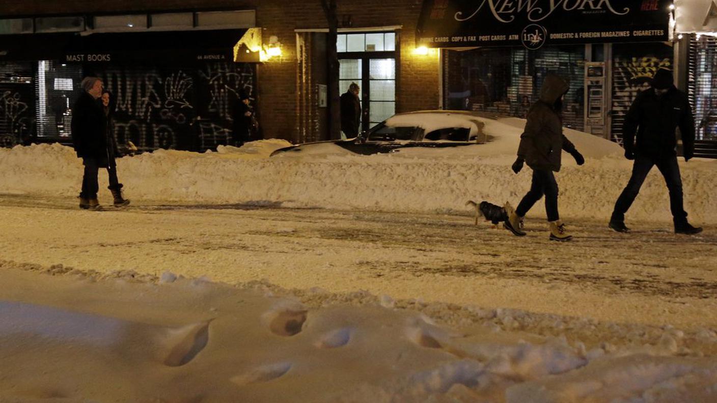 New York bloccata da oltre mezzo metro di neve