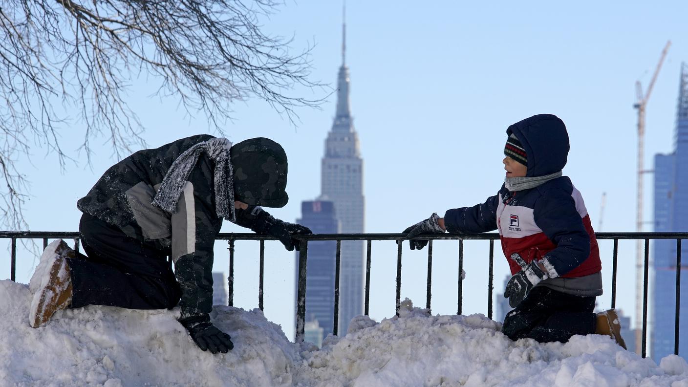 Due bimbi tra la neve nel New Jersey