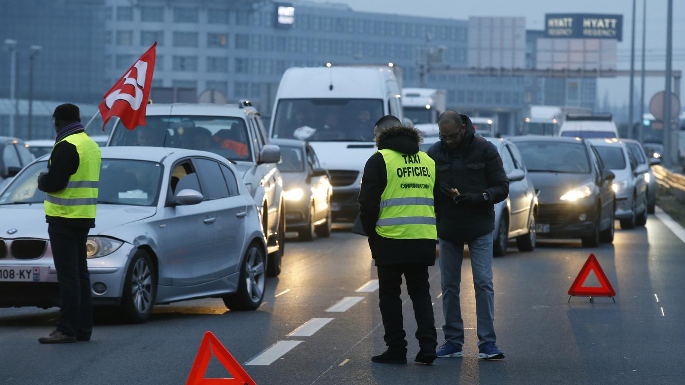 Manifestanti nei pressi dell'aeroporto Charles de Gaulle di Roissy
