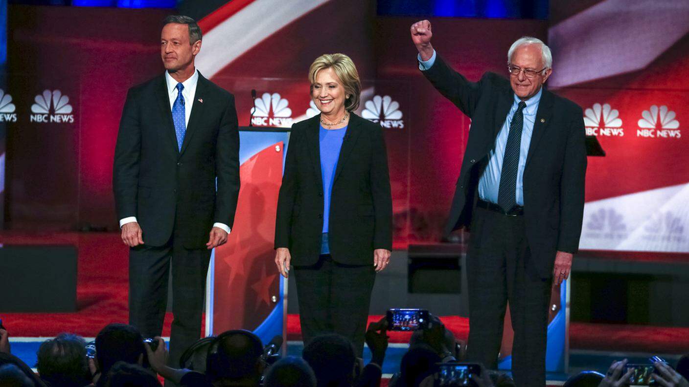 Martin O'Malley, Hillary Clinton e Bernie Sanders (che saluta con il pugno chiuso)