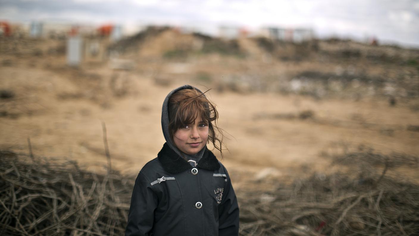 Una bimba siriana in fuga dalla guerra
