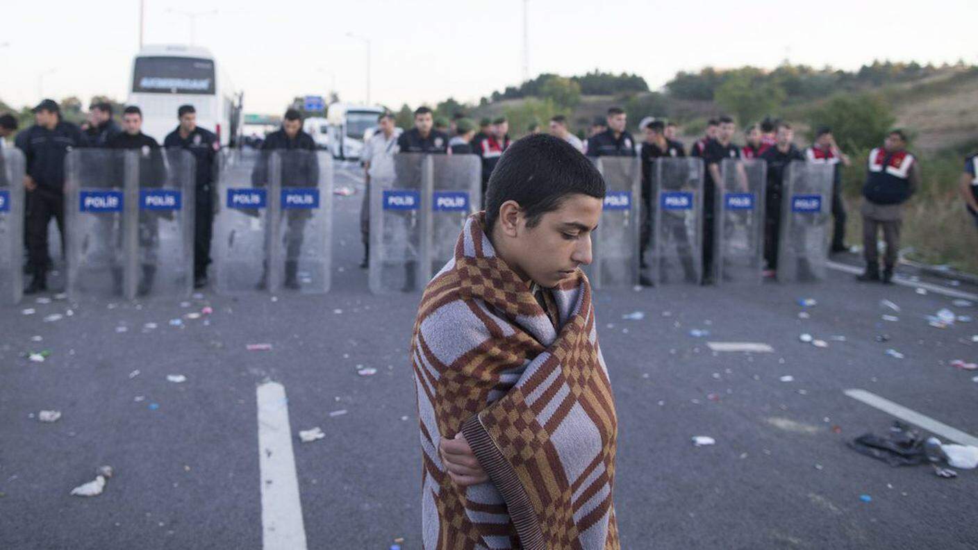 Un migrante davanti al blocco di polizia tra Istanbul e Edirne