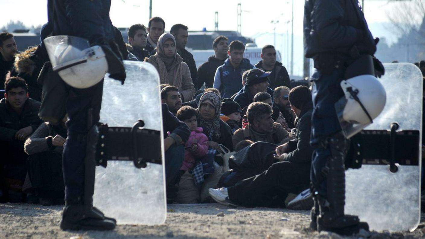 Profughi al confine tra Grecia e Macedonia
