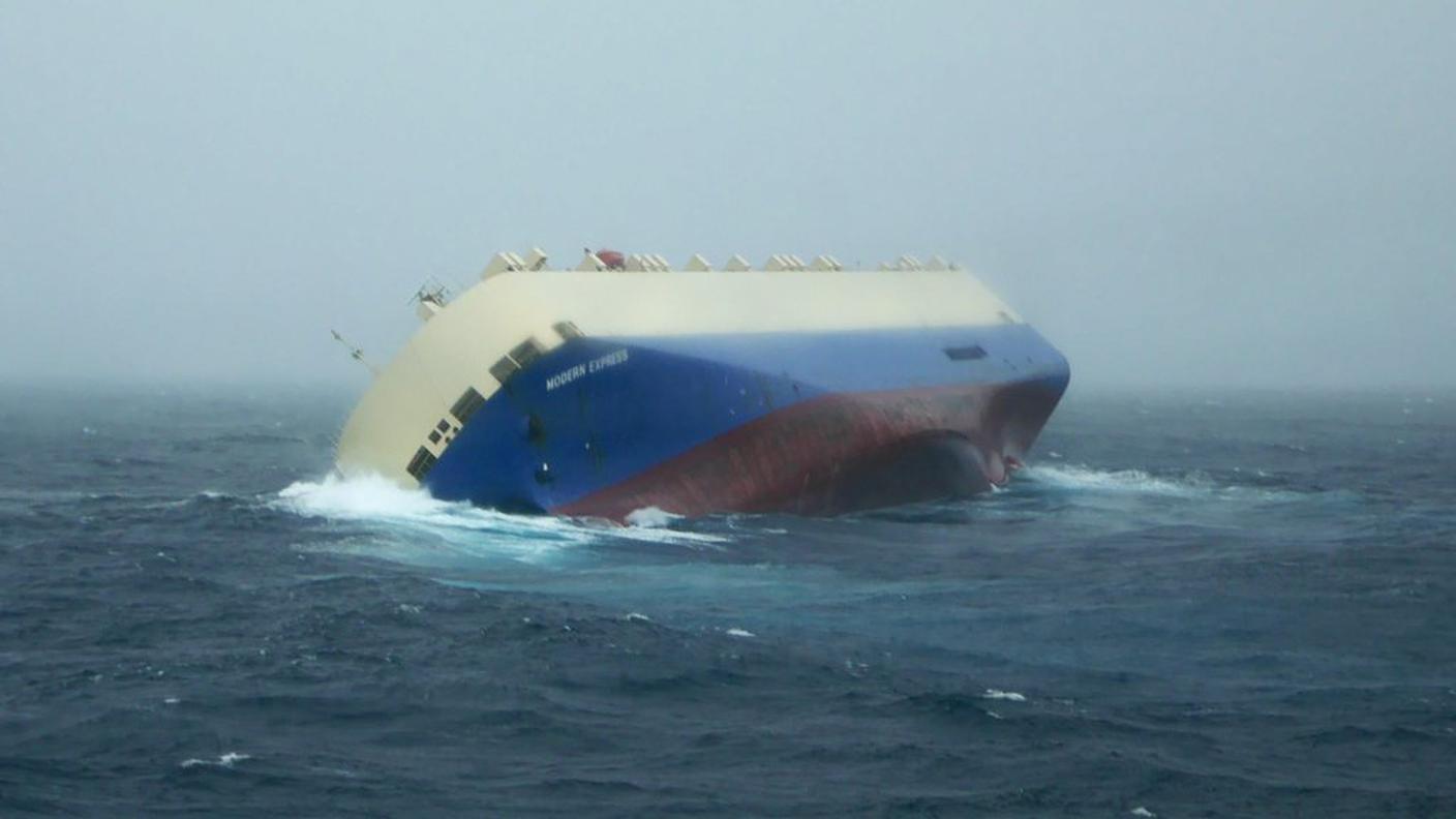 Cargo alla deriva in mare