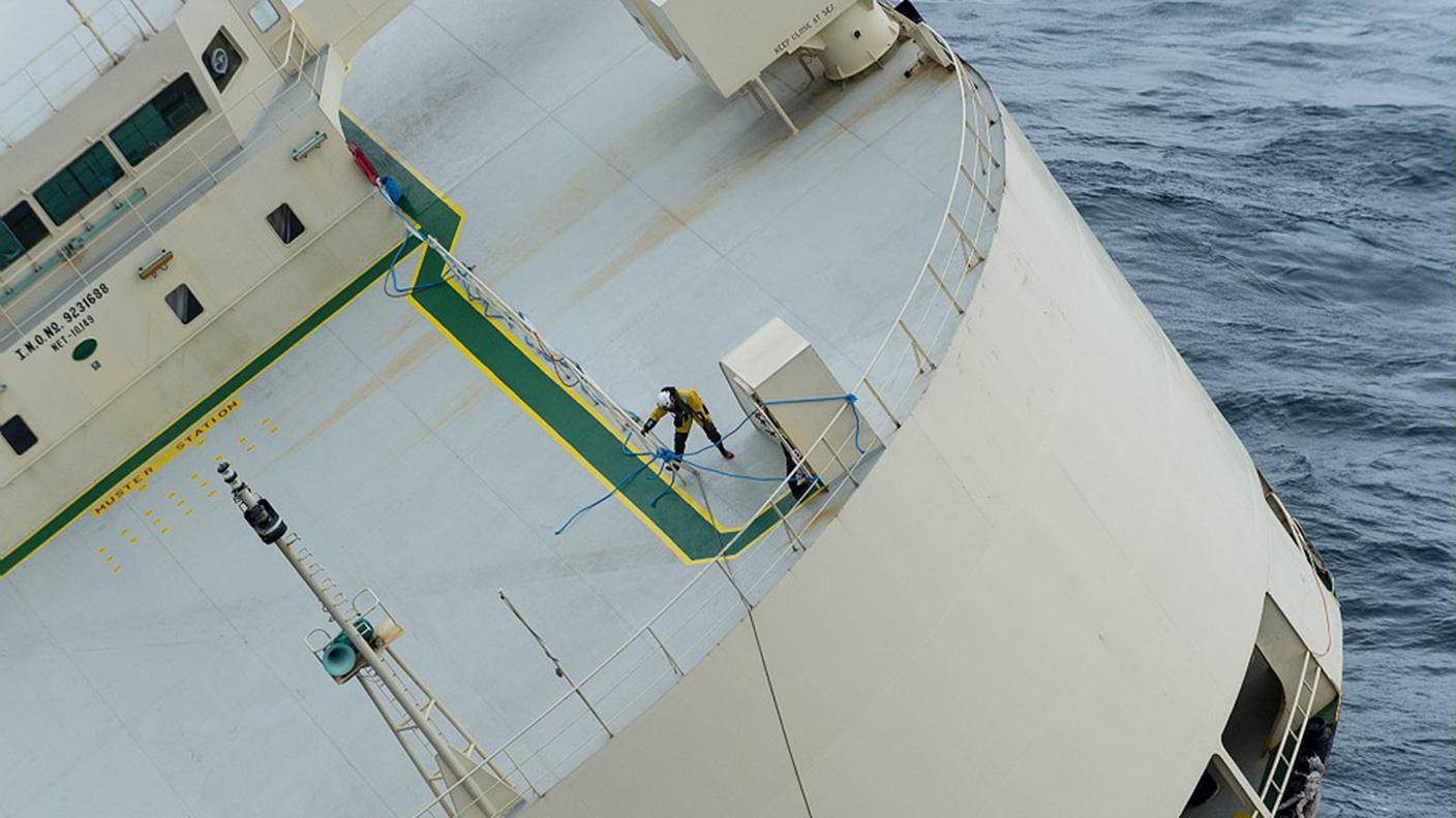 Cargo alla deriva in mare