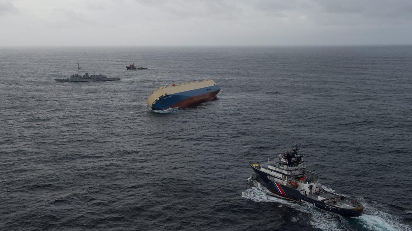 Cargo alla deriva in mare