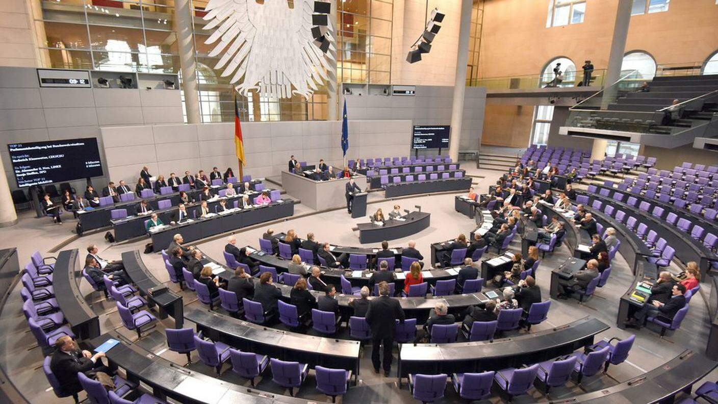 La sala del Bundestag durante la seduta di ieri, venerdì