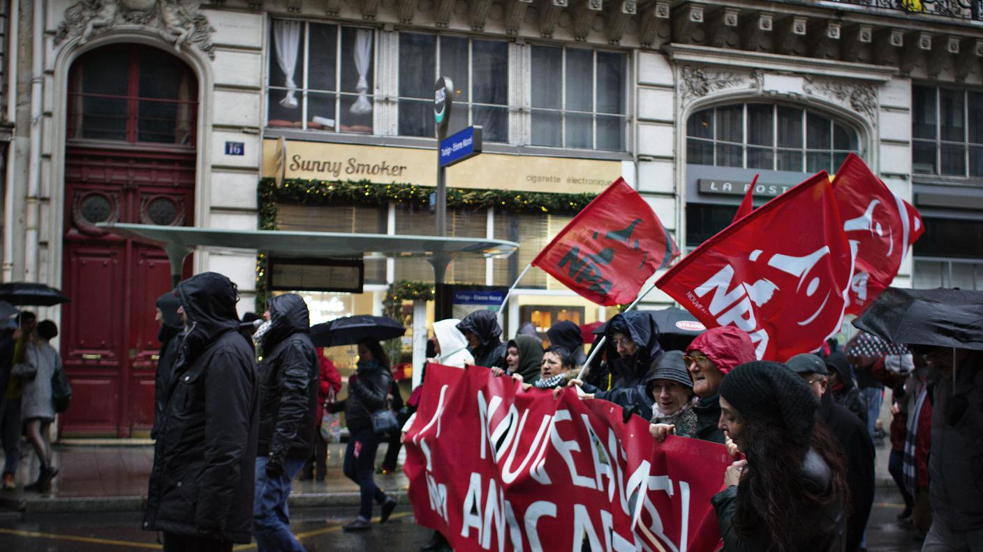 Manifestanti a Parigi sabato, sotto la pioggia