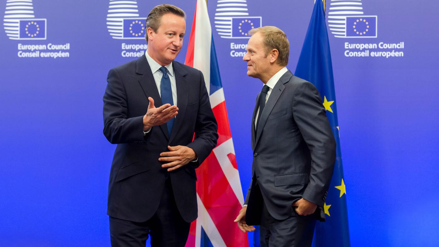 David Cameron (s) con Donald Tusk (d)