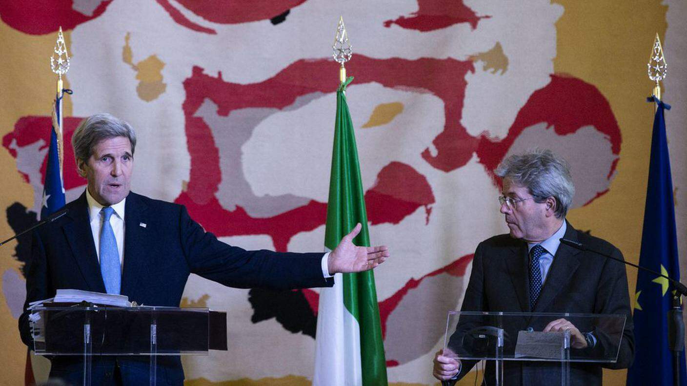 Il ministro degli esteri statunitense John Kerry e quello italiano Paolo Gentiloni