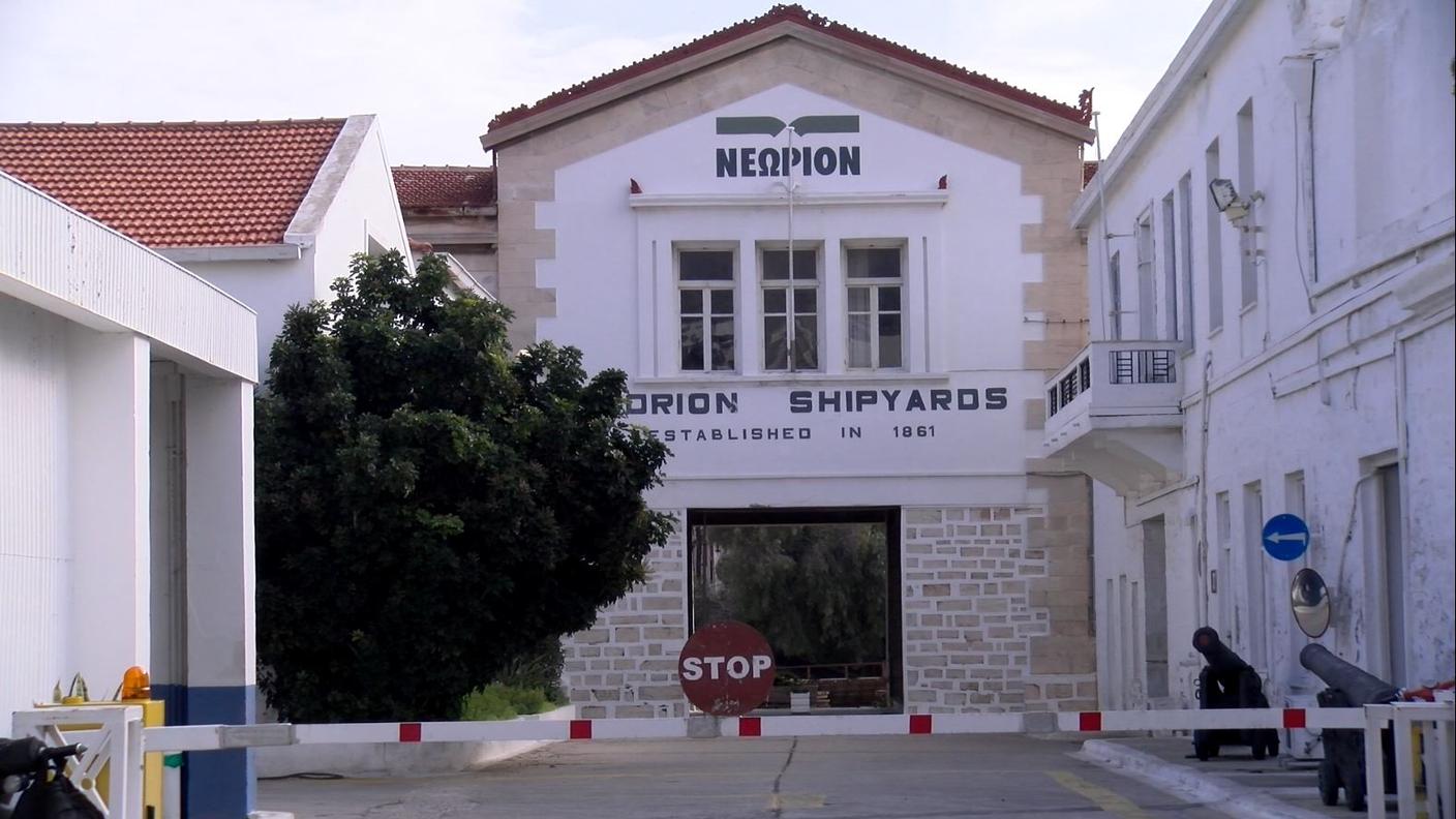 La facciata della sede dei cantieri navali Neorion