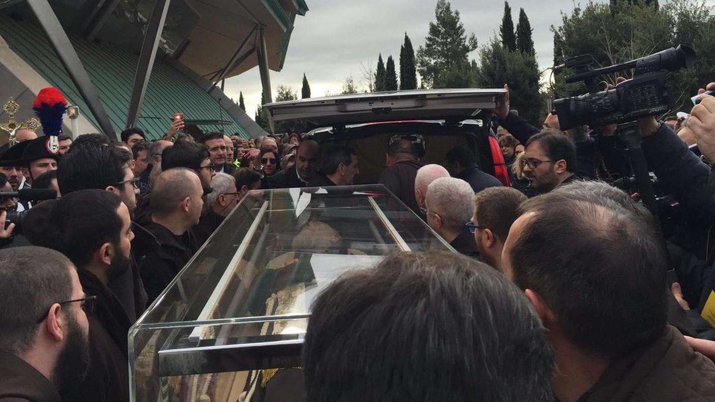 La teca con le spoglie di Padre Pio lascia la Puglia