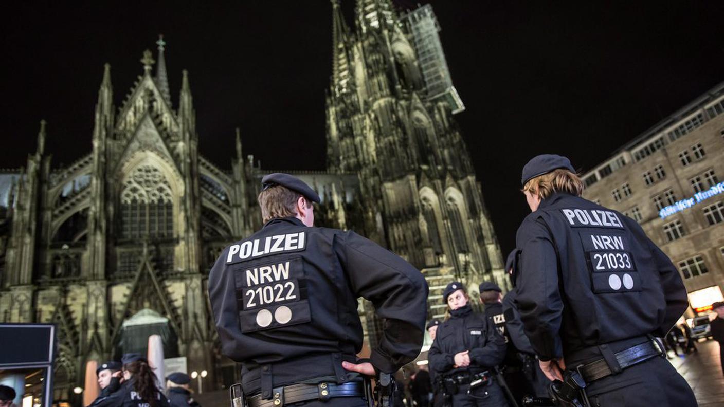 Agenti in servizio vicino alla cattedrale