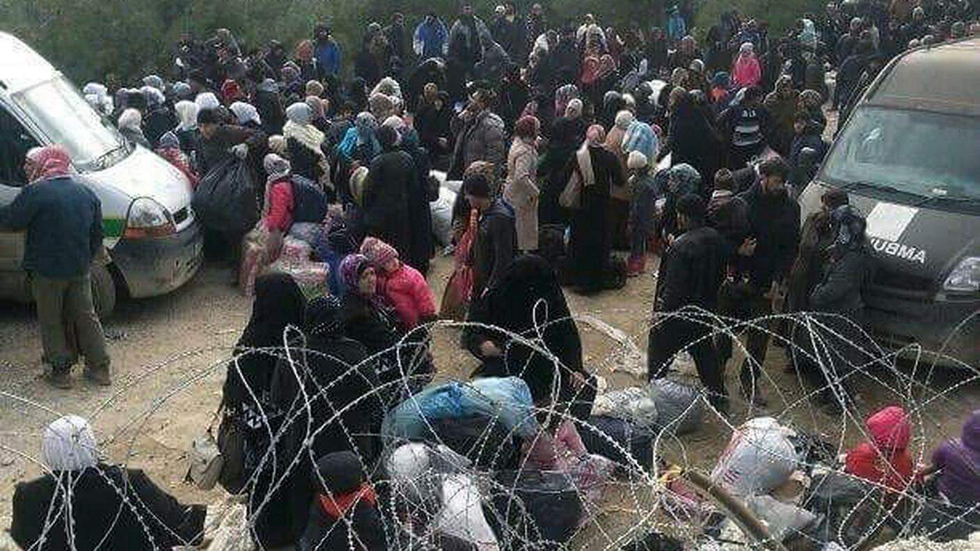 Profughi siriani al confine con la Turchia
