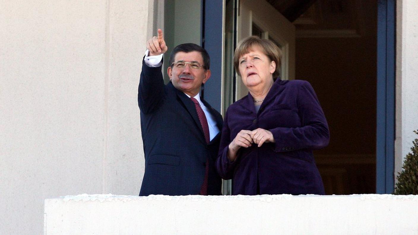 Il premier turco Ahmet Davutoglu e la cancelliera tedesca Angela Merkel